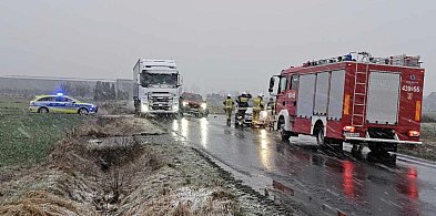 Wszystko przez błąd kierowcy Forda... Nieostrożny manewr i kosztowna kara!-77528