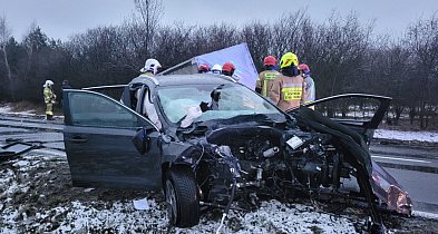 Zderzenie było potężne. Silnik wypadł z auta. Ciężko ranny kierowca...-77525