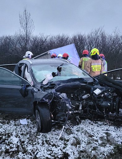 Zderzenie było potężne. Silnik wypadł z auta. Ciężko ranny kierowca...-77525