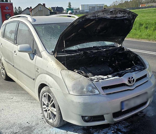 Myślał, że "zagotowała się woda", a jego auto stało w ogniu. Zareagowali inni...-78773
