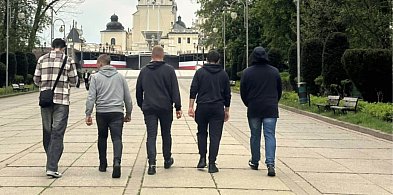 Zanim przyjdzie odpowiedź, potrzebna jest cisza. Tą drogą poszli maturzyści...-79010