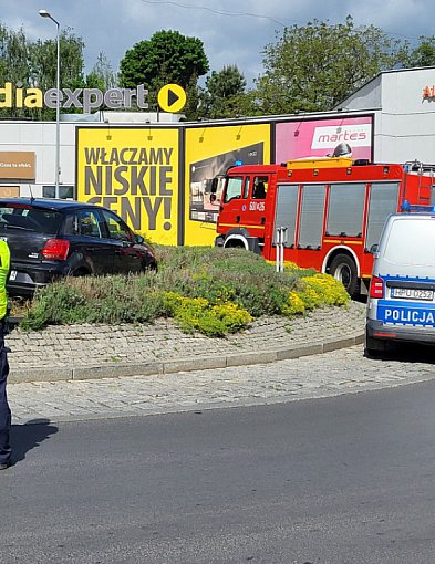 Mogła na moment przysnąć. Jej auto zatrzymało się na rondzie-79028
