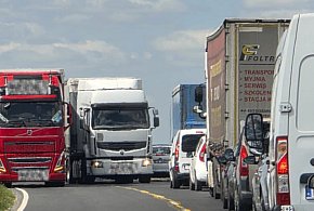 Korki i utrudnienia na DK12! Osobówka w rowie ciężarówka na poboczu. Do tego...-79044