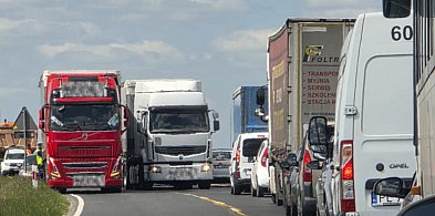 Korki i utrudnienia na DK12! Osobówka w rowie ciężarówka na poboczu. Do tego...-79044