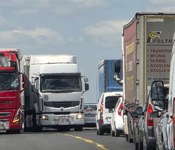 Korki i utrudnienia na DK12! Osobówka w rowie ciężarówka na poboczu. Do tego...-79044