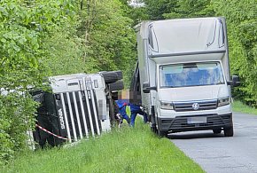 Zjechał, by uniknąć zderzenia… Chwilę później ciężarówka leżała na boku!-79067