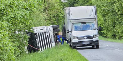 Zjechał, by uniknąć zderzenia… Chwilę później ciężarówka leżała na boku!-79067