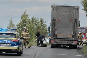 Ciężarówka jechała, naczepa się urwała. Tylko cudem nikt nie zginął pod Koszkowem-79143