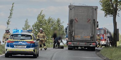 Ciężarówka jechała, naczepa się urwała. Tylko cudem nikt nie zginął pod Koszkowem-79143