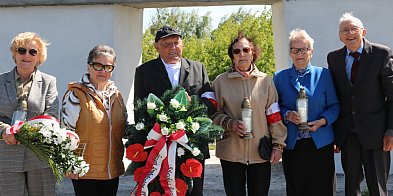 Bez sztandarów, orkiestr i tłumów, ale z szacunkiem...-79150