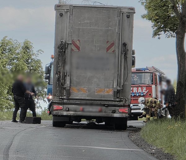 Ciężarówka jechała, naczepa się urwała. Tylko cudem nikt nie zginął pod Koszkowem-79143