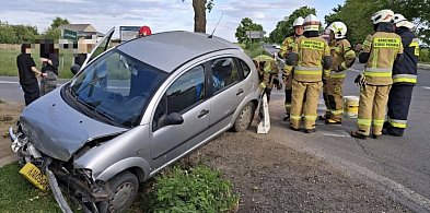 Wyglądało groźnie. Jeden z pojazdów wylądował w przydrożnym rowie-79194
