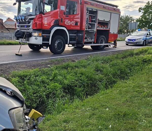 Wyglądało groźnie. Jeden z pojazdów wylądował w przydrożnym rowie-79194