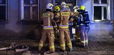 Nocny pożar mieszkania przy Rynku. Mężczyzna stracił przytomność-79215