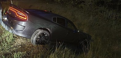 Sportowy samochód "zaparkował" w rowie. Kierowca przyznał, że...-79229