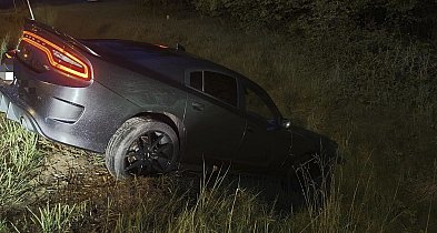Sportowy samochód "zaparkował" w rowie. Kierowca przyznał, że...-79229