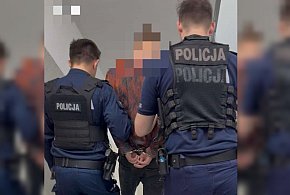 Wyzwiska i atak podczas Dni Gostynia! Policjant dostał butelką w głowę-79278
