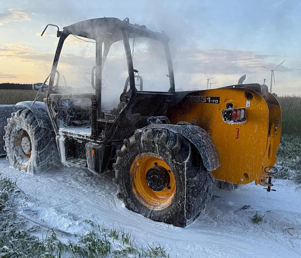 Ogień pojawił się nagle. Z maszyny niewiele zostało. Straty są ogromne...-79271