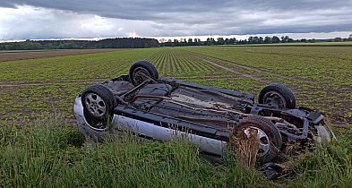 Auto dachowało na poboczu. Poszkodowana została jedna osoba-79467