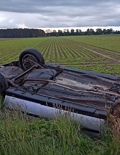 Auto dachowało na poboczu. Poszkodowana została jedna osoba-79467