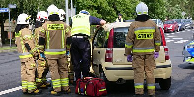 Dwa samochody zderzyły się na skrzyżowaniu....-79542