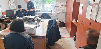 Nie mieli żadnych skrupułów. Najpierw okradli, potem poszli na kawę-79550