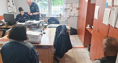 Nie mieli żadnych skrupułów. Najpierw okradli, potem poszli na kawę-79550