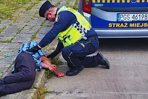 Leżał na chodniku, był przytomny... Ktoś zareagował. Nie bądźmy obojętni!-79574