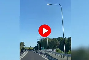 Przez półtora roku tonął w ciemności. Teraz latarnie świecą w środku dnia-79591