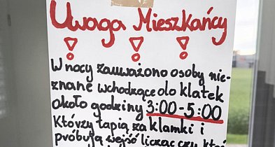 Zgłoszeń coraz więcej. Próbują wejść do mieszkań w blokach-79654