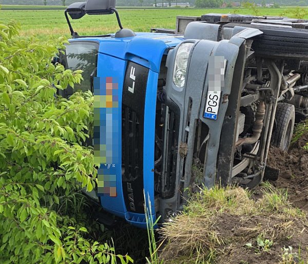 Samochód MZWiK wylądował w głębokim rowie! Nie zmieścili się na drodze?-79733
