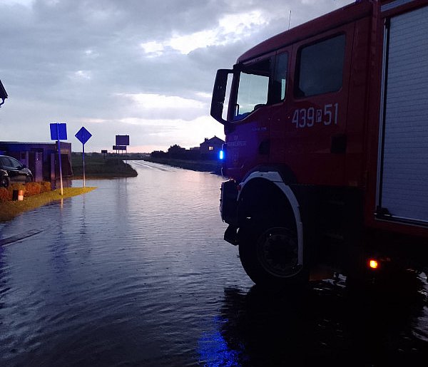 Lało jak z cebra. Ulice jak rzeki, piwnice pod wodą. Te gminy oberwały najmocniej-79978