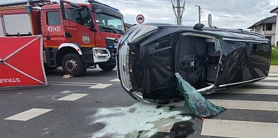 Po zderzeniu, Kuga dachowała na środku drogi. Dwie osoby  zostały poszkodowane -80039