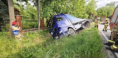 Załadowana po brzegi ciężarówka w rowie. Akcja podnoszenia może trwać...-80094