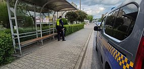 Siedziała sama na przystanku. Nie wiedziała kim jest
