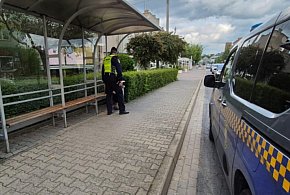 Siedziała sama na przystanku. Nie wiedziała kim jest i gdzie mieszka. Pomogli...-80099