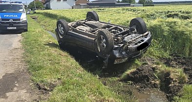 Nie opanowała auta. Kia dachowała w rowie. Dwie kobiety w szpitalu-80101