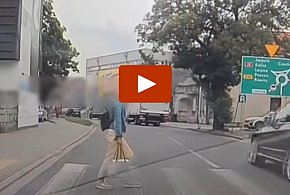 To była chwila... O mało nie rozjechano jej na pasach! Wszystko się nagrało-80150