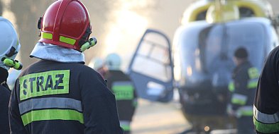 Stalowa konstrukcja runęła na 19-latka. Na pomoc wezwano helikopter LPR-80174