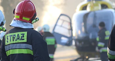 Stalowa konstrukcja runęła na 19-latka. Na pomoc wezwano helikopter LPR-80174