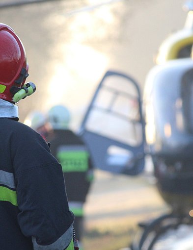 Stalowa konstrukcja runęła na 19-latka. Na pomoc wezwano helikopter LPR-80174