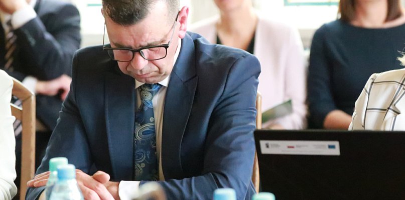 Naobiecywał ludziom, a teraz sam czuje się oszukany? Na jaw wychodzą zaskakujące  - 80197