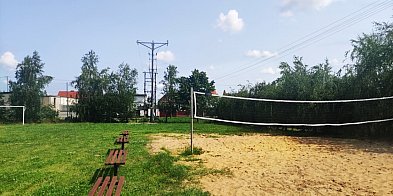 Boisko pod prądem? Dosłownie. Przez lata bawili się...-80224