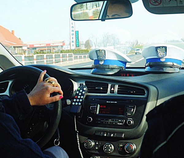Jednym słowem "odleciał" Tyle, że droga, nawet wojewódzka, to nie pas startowy -80279