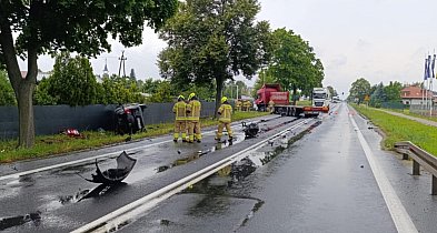 To było potężne zderzenie. Silnik wyleciał, auto dachowało i uderzyło...-80295