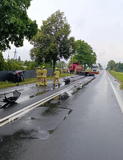 To było potężne zderzenie. Silnik wyleciał, auto dachowało i uderzyło...-80295