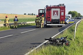Wypadek na DW 434. Nastoletnia motorowerzystka w szpitalu, auto w polu-80365