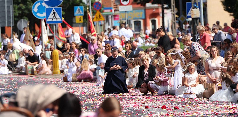 Tłumy na ulicach Gostynia! Wierni nie zatrzymali się na rynku… Poszli dalej! - 80377