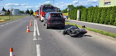 Tragedia wisiała na włosku! Motocyklista wbił się w tył stojącej osobówki-80405