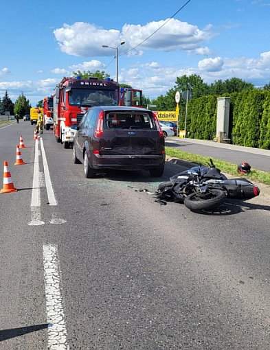 Tragedia wisiała na włosku! Motocyklista wbił się w tył stojącej osobówki-80405